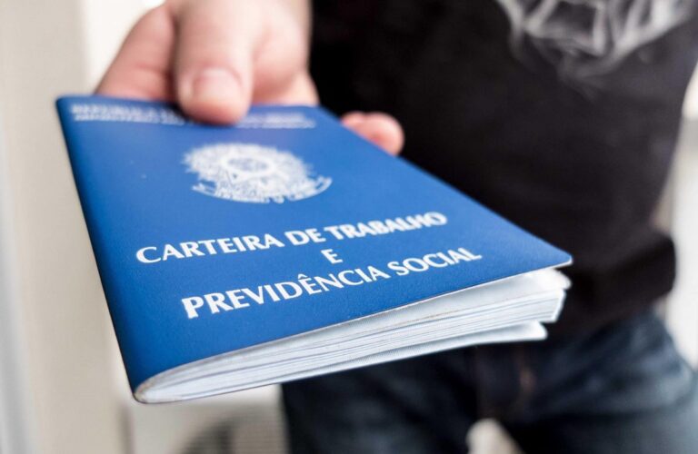 Leia mais sobre o artigo Meu chefe não assinou minha carteira. O que devo fazer?